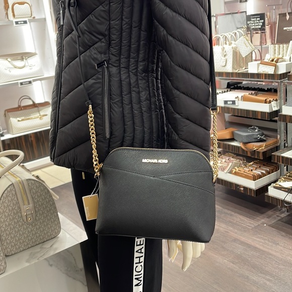 Michael Kors Handbags - MICHAEL KORS
Jet Set Travel Medium Dome Crossbody Bag
Black